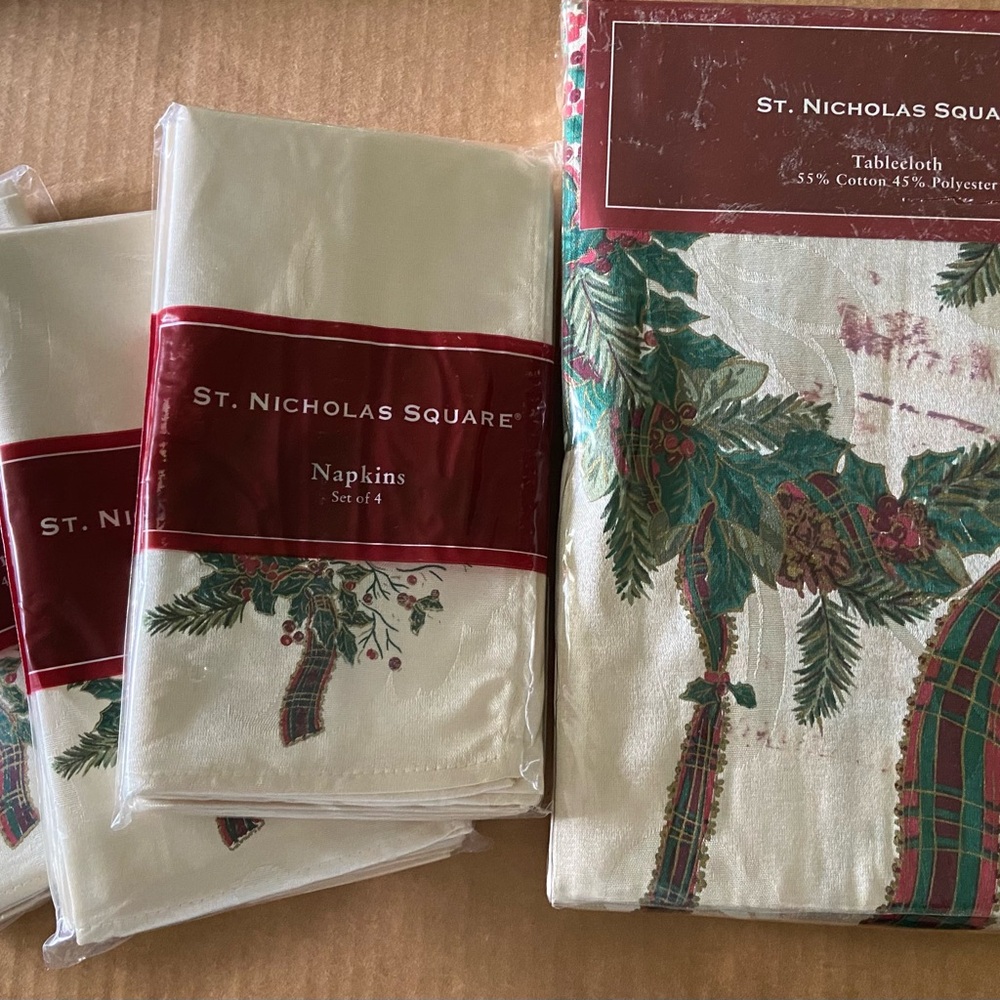 New St. Nicholas Square Holiday Ribbons 60x104 Tablecloth w/ 4 Matching Napkins